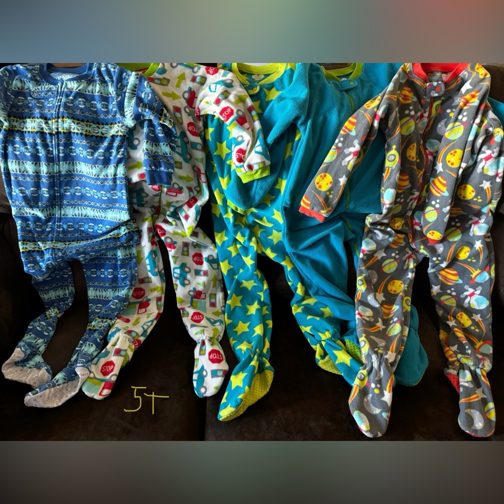 BUNDLE: Unisex kids pjs 5T